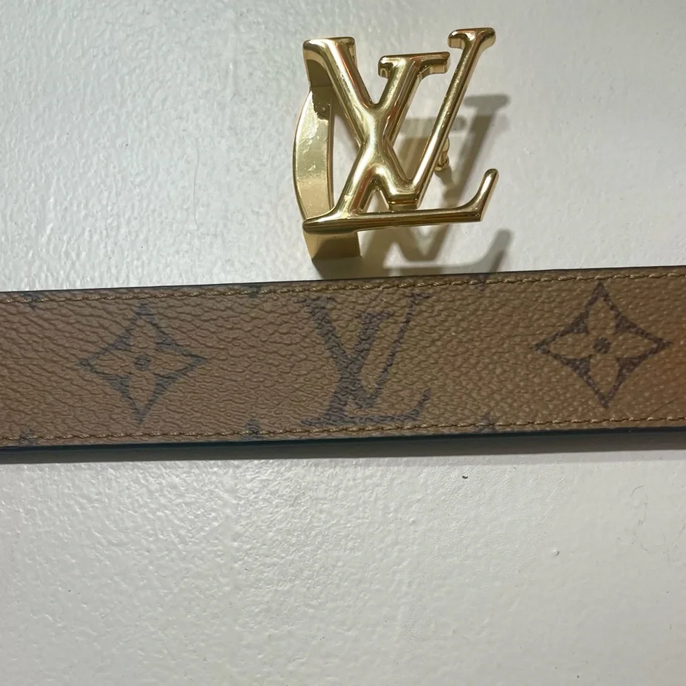 Louis Vuitton 30mm Reversible Belt with Signature LV Buckle - Picture 4 of 6